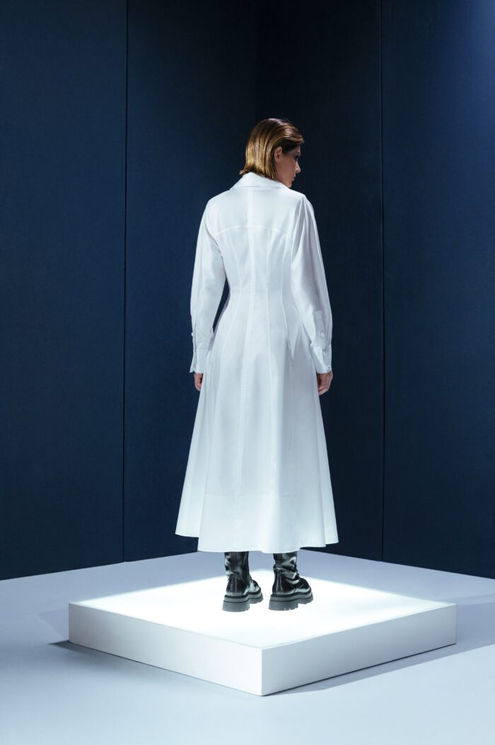 Vestido longo de tricoline com mangas compridas e modelagem acinturada. Sofisticação atemporal com toque contemporâneo.