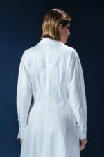 Vestido longo de tricoline com mangas compridas e modelagem acinturada. Sofisticação atemporal com toque contemporâneo.