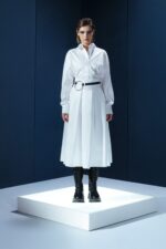 Camisa de tricoline com modelagem ampla, prega e tira de couro nas costas. Um clássico com presença e linguagem contemporânea.