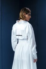 Camisa de tricoline com modelagem ampla, prega e tira de couro nas costas. Um clássico com presença e linguagem contemporânea.