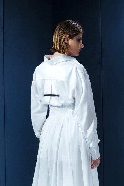 Camisa de tricoline com modelagem ampla, prega e tira de couro nas costas. Um clássico com presença e linguagem contemporânea.