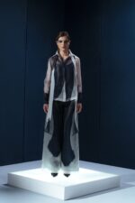 Camisa de organza de seda com faixa no mesmo tecido. Pode ser usada solta ou com laço, e também como cinto marcando a cintura.