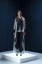 Camisa de organza de seda com faixa no mesmo tecido. Pode ser usada solta ou com laço, e também como cinto marcando a cintura.