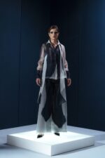 Camisa de organza de seda com faixa no mesmo tecido. Pode ser usada solta ou com laço, e também como cinto marcando a cintura.