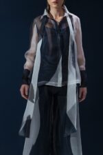 Camisa de organza de seda com faixa no mesmo tecido. Pode ser usada solta ou com laço, e também como cinto marcando a cintura.