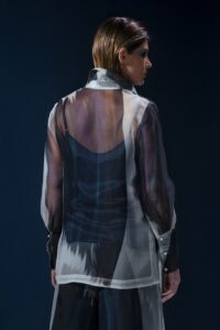 Camisa de organza de seda com faixa no mesmo tecido. Pode ser usada solta ou com laço, e também como cinto marcando a cintura.