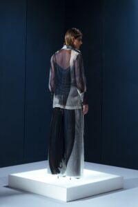 Camisa de organza de seda com faixa no mesmo tecido. Pode ser usada solta ou com laço, e também como cinto marcando a cintura.
