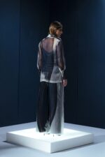 Camisa de organza de seda com faixa no mesmo tecido. Pode ser usada solta ou com laço, e também como cinto marcando a cintura.