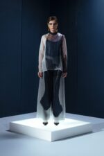 Camisa oversized em organza de seda com botões forrados e segunda pele de tecido de acetato. Transparência sofisticada com conforto e presença.