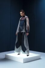 Camisa de organza de seda com gola japonesa e mangas longas. Acompanha segunda pele em acetato para conforto e acabamento sofisticado.