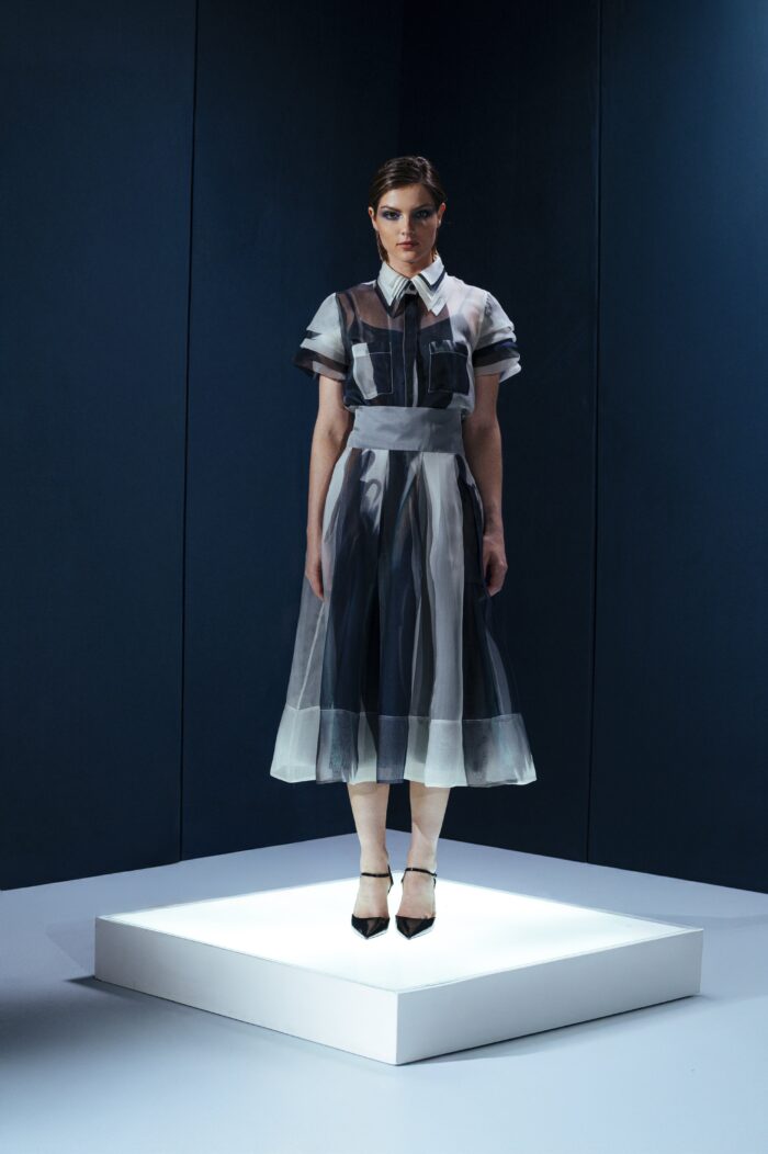 Camisa de organza com cinco golas e mangas em camadas. Uma peça-arte com construção escultural e sofisticação conceitual.