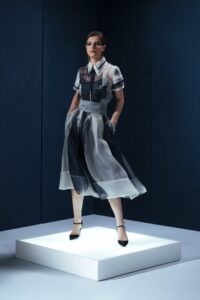 Camisa de organza com cinco golas e mangas em camadas. Uma peça-arte com construção escultural e sofisticação conceitual.