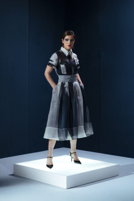 Camisa de organza com cinco golas e mangas em camadas. Uma peça-arte com construção escultural e sofisticação conceitual.