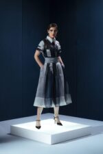 Camisa de organza com cinco golas e mangas em camadas. Uma peça-arte com construção escultural e sofisticação conceitual.