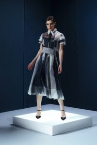 Camisa de organza com cinco golas e mangas em camadas. Uma peça-arte com construção escultural e sofisticação conceitual.