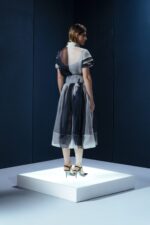 Camisa de organza com cinco golas e mangas em camadas. Uma peça-arte com construção escultural e sofisticação conceitual.