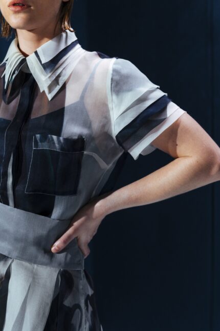 Camisa de organza com cinco golas e mangas em camadas. Uma peça-arte com construção escultural e sofisticação conceitual.