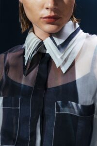 Camisa de organza com cinco golas e mangas em camadas. Uma peça-arte com construção escultural e sofisticação conceitual.