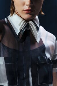 Camisa de organza com cinco golas e mangas em camadas. Uma peça-arte com construção escultural e sofisticação conceitual.