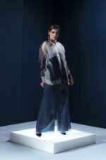 Camisa oversized em organza de seda com botões forrados e segunda pele de tecido de acetato. Transparência sofisticada com conforto e presença.