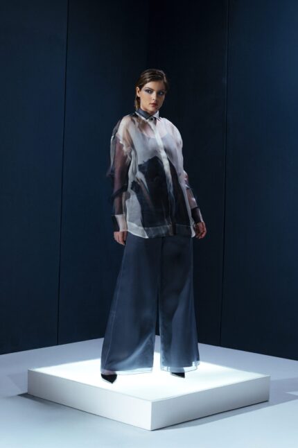 Camisa oversized em organza de seda com botões forrados e segunda pele de tecido de acetato. Transparência sofisticada com conforto e presença.