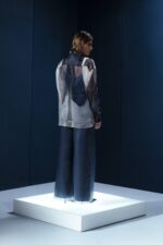 Camisa oversized em organza de seda com botões forrados e segunda pele de tecido de acetato. Transparência sofisticada com conforto e presença.