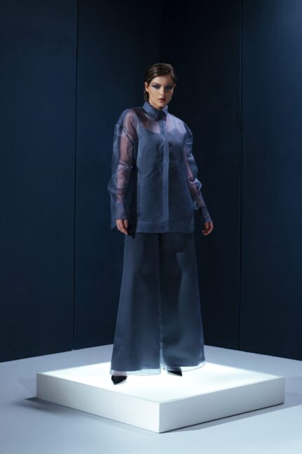 Camisa oversized em organza de seda com botões forrados e segunda pele de tecido de acetato. Transparência sofisticada com conforto e presença.