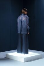 Camisa oversized em organza de seda com botões forrados e segunda pele de tecido de acetato. Transparência sofisticada com conforto e presença.