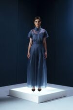 Camisa de organza com cinco golas e mangas em camadas. Uma peça-arte com construção escultural e sofisticação conceitual.