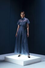 Camisa de organza com cinco golas e mangas em camadas. Uma peça-arte com construção escultural e sofisticação conceitual.