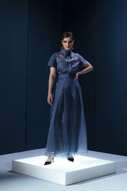 Camisa de organza com cinco golas e mangas em camadas. Uma peça-arte com construção escultural e sofisticação conceitual.