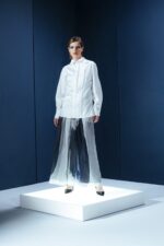 Calça de organza estampada com forro em acetato e elásticos laterais. Leveza, arte e conforto com estampa exclusiva Aline Rocha.