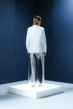 Camisa de tricoline com gola turca e pregas frontais. Silhueta limpa com detalhes arquitetônicos que revelam sofisticação contemporânea.