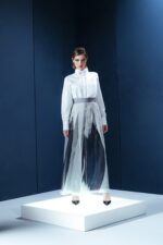 Calça de organza estampada com forro em acetato e elásticos laterais. Leveza, arte e conforto com estampa exclusiva Aline Rocha.