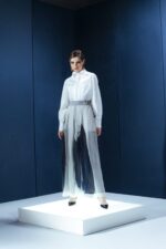 Calça de organza estampada com forro em acetato e elásticos laterais. Leveza, arte e conforto com estampa exclusiva Aline Rocha.