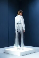 Calça de organza estampada com forro em acetato e elásticos laterais. Leveza, arte e conforto com estampa exclusiva Aline Rocha.
