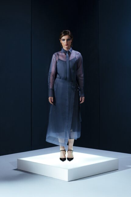 Chemise de organza com panneaux ajustável e fivelas metálicas. Peça leve com estrutura sofisticada e segunda pele em acetato.