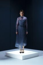 Chemise de organza com panneaux ajustável e fivelas metálicas. Peça leve com estrutura sofisticada e segunda pele em acetato.