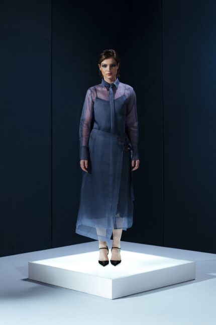 Chemise de organza com panneaux ajustável e fivelas metálicas. Peça leve com estrutura sofisticada e segunda pele em acetato.