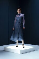 Chemise de organza com panneaux ajustável e fivelas metálicas. Peça leve com estrutura sofisticada e segunda pele em acetato.