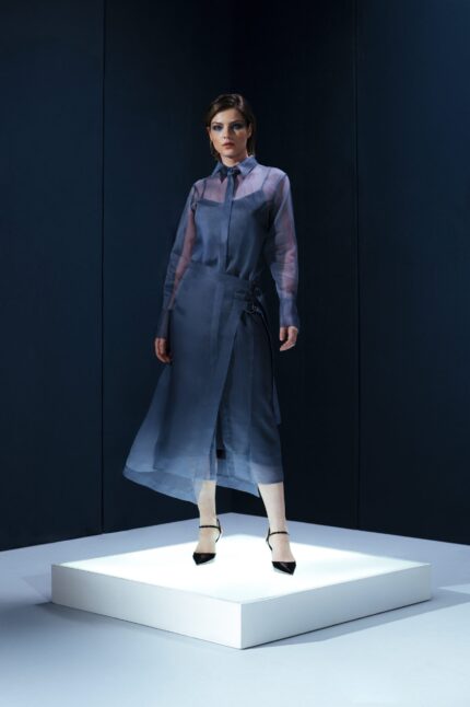 Chemise de organza com panneaux ajustável e fivelas metálicas. Peça leve com estrutura sofisticada e segunda pele em acetato.