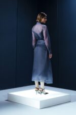 Chemise de organza com panneaux ajustável e fivelas metálicas. Peça leve com estrutura sofisticada e segunda pele em acetato.