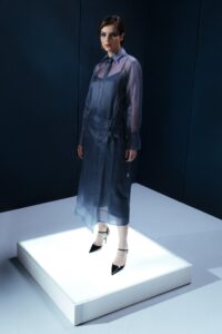 Chemise de organza com panneaux ajustável e fivelas metálicas. Peça leve com estrutura sofisticada e segunda pele em acetato.