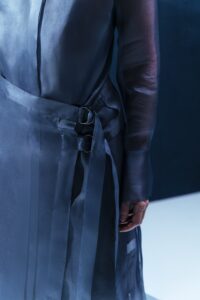 Chemise de organza com panneaux ajustável e fivelas metálicas. Peça leve com estrutura sofisticada e segunda pele em acetato.