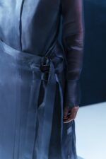 Chemise de organza com panneaux ajustável e fivelas metálicas. Peça leve com estrutura sofisticada e segunda pele em acetato.