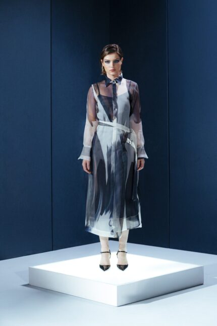 Chemise de organza com panneaux ajustável e fivelas metálicas. Peça leve com estrutura sofisticada e segunda pele em acetato.