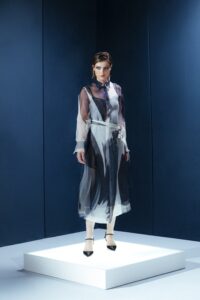 Chemise de organza com panneaux ajustável e fivelas metálicas. Peça leve com estrutura sofisticada e segunda pele em acetato.
