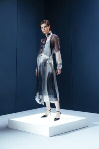 Chemise de organza com panneaux ajustável e fivelas metálicas. Peça leve com estrutura sofisticada e segunda pele em acetato.