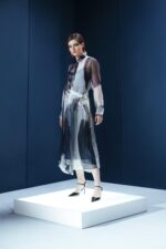 Chemise de organza com panneaux ajustável e fivelas metálicas. Peça leve com estrutura sofisticada e segunda pele em acetato.