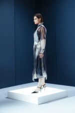 Chemise de organza com panneaux ajustável e fivelas metálicas. Peça leve com estrutura sofisticada e segunda pele em acetato.